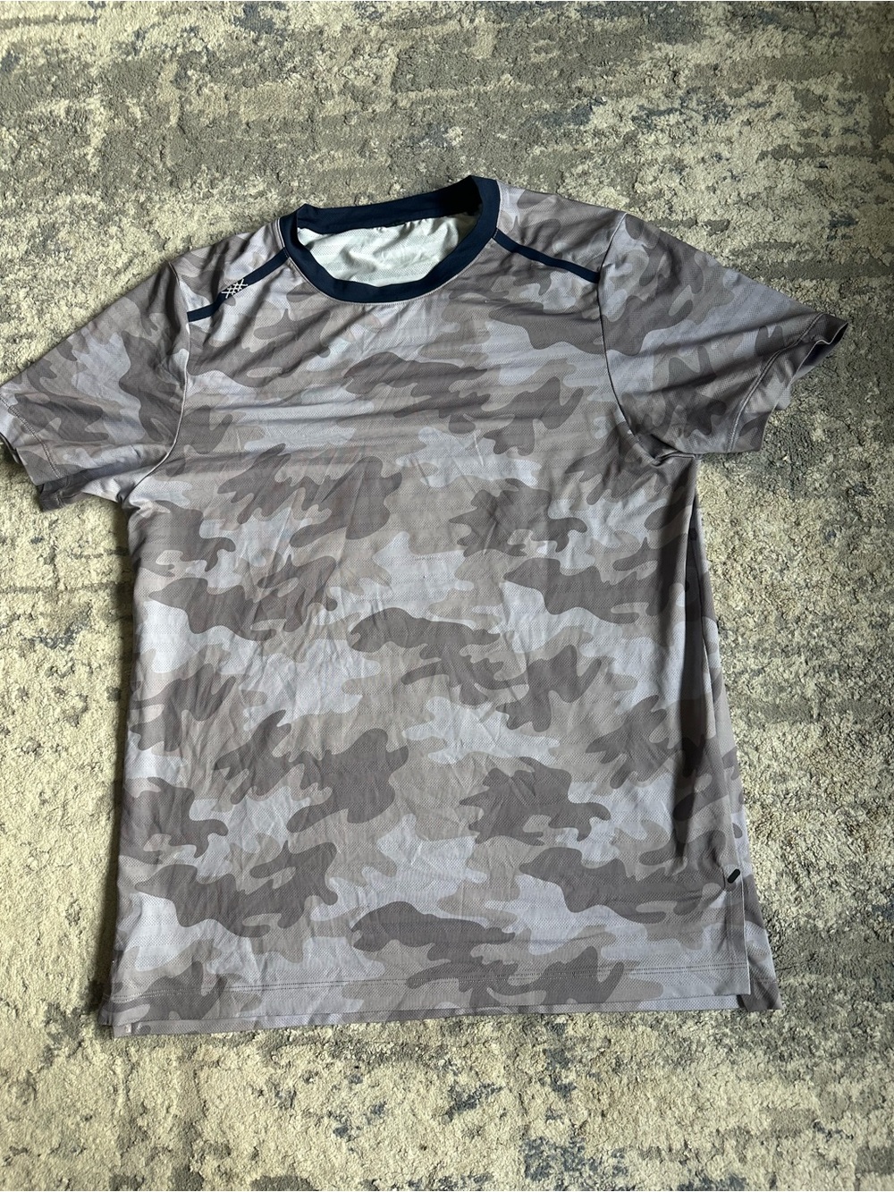 Men's RHÔNE Short Sleeve Camo Performance Shirt - Gray